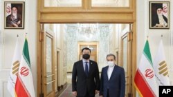 10일 이란을 방문한 최종건 한국 외교부 1차관(왼쪽)이 세예드 압바스 아락치 이란 외무차관과 만났다.