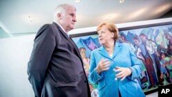 Nemačka kancelarka Angela Merkel i ministar unutrašnjih poslova Horst Zehofer, 13. jun 2018.