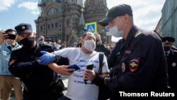 경찰이 상트페테르부르크에서 반정부 시위대를 연행하고 있다.