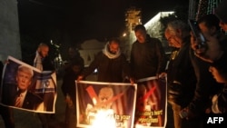 Warga Palestina membakar gambar-gambar Presiden Amerika Donald Trump di Bethlehem, 5 Desember 2017. Trump akan mengumumkan pengakuan Yerusalem sebagai Ibu Kota Israel pada hari ini, Rabu (6/12).