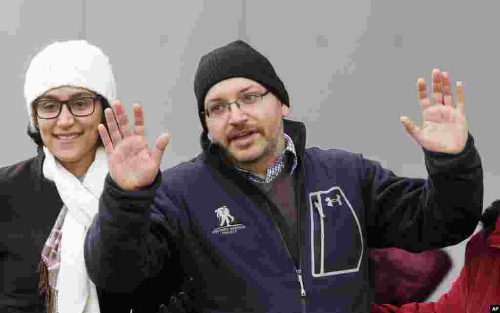 Dan Jaridar Amurka Jason Rezaian Tare Da Uwargidansa Yegneh Salehi Yayin Da Aka Sake Shi Daga Gidan Hursunar Kasar Iran Ranar Asabar Da Ta Gabata. &nbsp;