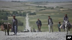 واخان در شمال‍شرق افغانستان که با پاکستان، چین و تاجیکستان همر مرز است، کوتاه‌ترین راه اتصال پاکستان با آسیای میانه پنداشته می‌شود.