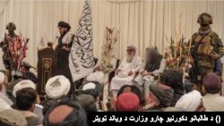 Para anggota Taliban termasuk di antaranya Sirajuddin Haqqani (wajah diblur) bertemu dengan anggota keluarga para pelaku bom bunuh diri pada 18 Oktober 2021. (Foto: Twitter/@saeedkhosty)