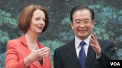 Perdana Menteri Australia Julia Gillard (kiri) dengan PM Tiongkok Wen Jiabao di Beijing (26/4).