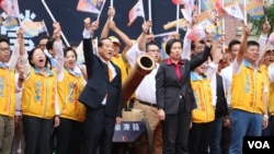 宋楚瑜和他的竞选搭档徐欣莹同台造势（美国之音李逸华拍摄）