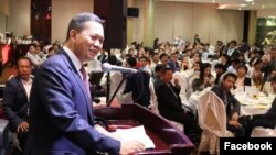 A photo from Hun Manet Facebook page, shows the general talking to Cambodians in Australia during a dinner. (Hun Manet Facebook page)