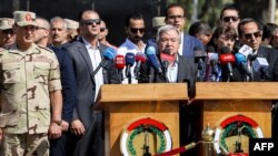 آنتونیو گوترش، دبیرکل سازمان ملل متحد، در نشستی در مورد جنگ اسرائیل و غزه در نزدیکی گذرگاه مرزی رفح در خاک مصر سخنرانی می‌کند - ۲۸ مهر ۱۴۰۲