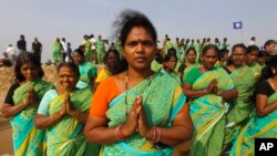 Perempuan India memanjatkan doa di Pantai Marina, Bengal, memperingati 10 tahun bencana tsunami di Chennai, India (26/12).