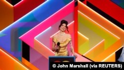 Penyanyi Dua Lipa menerima penghargaan di BRIT Awards di O2 Arena di London, Inggris 11 Mei 2021. (Foto: © John Marshall via REUTERS)