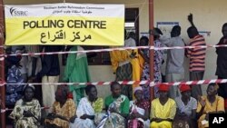 South Sudanese wait to vote at a polling station during the referendum in Juba, south Sudan, 09 Jan 2011.