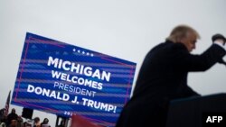 도널드 트럼프 미국 대통령이 27일 미시간주 랜싱에서 유세하고 있다.