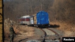 남측 열차가 30일 경의선 철도를 타고 군사분계선(MDL)을 통과해 북측 판문역으로 향하고 있다. 