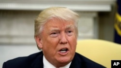 ប្រធានាធិបតី​ Donald Trump និយាយ​ជាមួយ​អ្នកសារព័ត៌មាន​ក្នុង​កិច្ច​ប្រជុំជាមួយ Henry Kissinger អតី​រដ្ឋមន្រ្តី​ការបរទេស​និង​ទីប្រឹក្សាសន្តិសុខ​ជាតិ​ក្រោយ​រដ្ឋបាល​របស់​លោក​ប្រធានាធិបតី ​Richard Nixon ក្នុង​សេតវិមាន​ រដ្ឋធានី​វ៉ាស៊ីនតោន​កាល​ពី​ថ្ងៃទី​១០ ឧសភា ២០១៧។