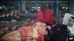 Seorang anak migran tidur di pasar kota di Edirne, dekat perbatasan Turki-Yunani, 5 Maret 2020.