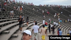 រូបឯកសារ៖ ប្រជាពលរដ្ឋ​នៅ​រាជធានី​ភ្នំពេញ ហាត់ប្រាណ​នៅក្នុងបរិវេណ​ពហុកីឡាដ្ឋាន​ជាតិ​អូឡាំពិក។ (រូប​ថត​ផ្ដល់​ឲ្យ​ដោយ Tharum Bun)