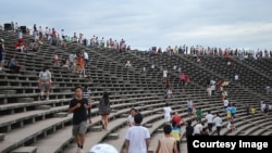 ប្រជាពលរដ្ឋ​នៅ​រាជធានី​ភ្នំពេញ បាត់ប្រាណ​នៅ​ក្នុង​ទីលាន​ពហុកីឡាដ្ឋាន​អូឡាំពិក កាលពី​ឆ្នាំ២០០៨។ (រូបថត​ដោយ Tharum Bun)