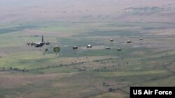 ამერიკული C-130 ჰერკულესი ვაზიანის თავზე