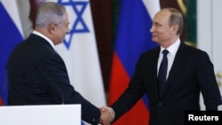 Russian President Vladimir Putin (R) shakes hands with Israeli Prime Minister Benjamin Netanyahu during a news conference at the Kremlin in Moscow, Russia June 7, 2016.