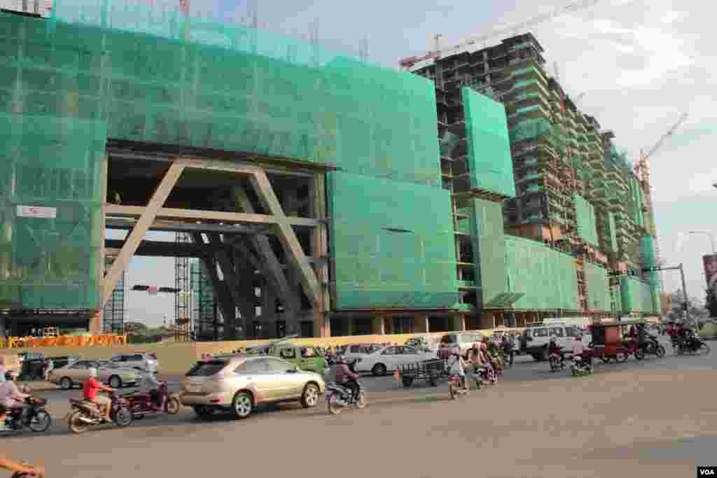 The construction of the Olympia City condominium project, northeast of the Olympic Stadium, September 29, 2014. (Nov Povleakhena/VOA Khmer) 
