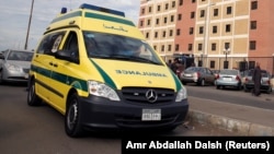 Une ambulance passe devant l'hôpital universitaire du canal de Suez à Ismaïlia, en Égypte, le 25 novembre 2017. 