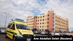 PHOTO D'ARCHIVES - Une ambulance passe devant l'hôpital de l'université du canal de Suez à Ismaïlia, en Égypte, le 25 novembre 2017.