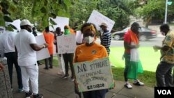 La diaspora ivoirienne manifeste devant l'ambassade de Côte d'Ivoire à Washington, DC, le samedi 29 août 2020, contre le 3e mandat du président Alassane Ouattara. (VOA/Nanythe Talani)