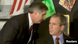 ABŞ prezidenti Corc Buşa Ağ Ev administrasiyasının rəhbəri Endryu Kard ikinci qüllənin vurulduğunu deyir. Emma E. Booker adına ibtidai məktəb. Sarasota, Florida.