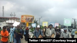 Manifestation dans les rues de Buea, chef-lieu de la région anglophone du Sud-Ouest, pour dénoncer la tentative de sécession des deux régions anglophones du Cameroun, le 31 juillet 2018. (Twitter/Mimi237) 