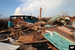 Duga se uzdiše iznad ruševina koje je iza sebe ostavio uragan Dorian, u gradu Mad, Veliki Abako, Bahami, 5. septembra 2019.