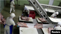 Dans un entrepôt de stockage frigorifique et d’emballage de viande. (Photo: Reuters) 