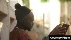 សិស្ស​ជាតិ​ម៉ូរ៉ុកកូ (Morocco) កំពុងអានសៀវភៅ⁣និងស្តាប់តន្រ្តី។