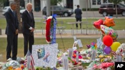 លោក​ប្រធានាធិបតី​ បារ៉ាក់ អូបាម៉ា និង​លោក​អនុប្រធានាធិបតី Joe Biden ទៅ​ទស្សនកិច្ច​កន្លែង​គោរព​វិញ្ញាណក្ខន្ធ​ចំពោះ​ជន​រងគ្រោះ​នៃ​ការ​បាញ់​រះ​នៅ​ក្លឹប​រាត្រី Pulse កាលពី​ថ្ងៃទី១៦ ខែមិថុនា​ ឆ្នាំ២០១៦ ក្នុង​ក្រុង Orlando។