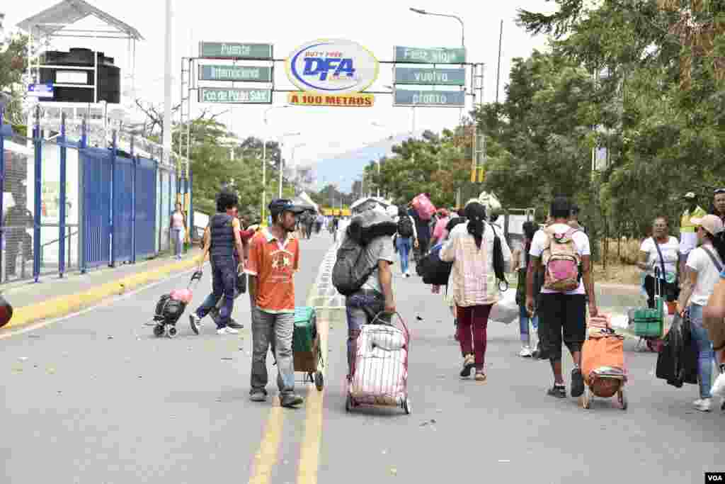 Colombian authorities say more than 30,000 pedestrians cross over the Francisco de Paula bridge from Venezuela into Colombia. (Photo by Diego Huertas/VOA Spanish) 