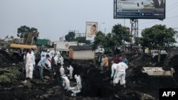 Des membres de la Croix Rouge et de la Protection civile congolaise en train d'enterrer des victimes des combats, le 4 février 2025.