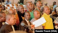 Haya Amadou Sanogo, chef de l’ex-junte malienne, deuxième à droite, comparait à côté de ses avocats et des accusés devant la cour d'assises de Sikasso, dans le sud du Mali, 6 décembre 2016. (VOA/Kassim Traoré) 