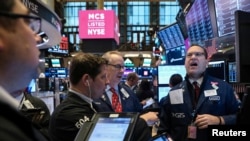 Traders work on the floor of the New York Stock Exchange in New York, U.S., Dec. 14, 2018. 