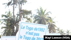 Les partisans affirment que le pouvoir s’obtient par les urnes et non par la rue à Lomé, Togo, 20 septembre 2017. (VOA/Kayi Lawson)