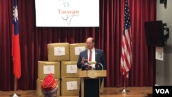 美国佛罗里达州共和党联邦众议员约霍2020年7月28日在华盛顿驻美国台北经济文化代表处捐赠口罩仪式中讲话(美国之音锺辰芳拍摄)