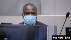 L'ex-commandant de l'Armée de résistance du Seigneur, Dominic Ongwen, accusé d'avoir participé aux crimes présumés de la LRA, siège dans la salle d'audience de la Cour pénale internationale à La Haye, le 4 février 2021.