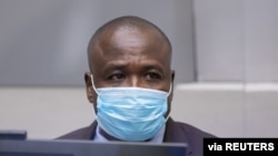 Mantan Komandan Tentara Perlawanan Tuhan (LRA) Dominic Ongwen yang dituduh berpartisipasi dalam dugaan kejahatan LRA, di ruang sidang Pengadilan Kriminal Internasional di Den Haag, Belanda, 4 Februari 2021. (ICC-CPI / Handout)