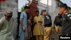 عکس آرشیف از بازرسی اسناد مهاجران افغان توسط نیروهای پولیس پاکستان