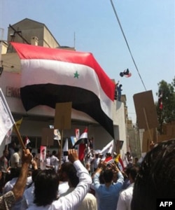 Hukumat tarafdorlari AQShning Damashqdagi elchixonasiga hujum qilib, binoga katta bayroq osgan