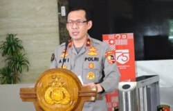 Karopenmas Divisi Humas Polri Brigjen Awi Setiyono saat memberikan keterangan pers kepada wartawan di Jakarta, Selasa, 8 Desember 2020. (Foto: VOA/Sasmito)