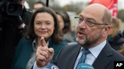 Ketua Partai Sosial Demokrat Jerman Martin Schulz (kanan) dan pemimpin faksi SPD di Bundestag, Andrea Nahles, memberi keterangan kepada wartawan di Berlin, 21 November 2017. (Foto: dok).