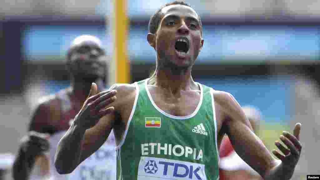 Kenenisa Bekele Beyecha éthiopien de 34 ans, spécialiste des courses de fond. Il a remporté vingt-huit titres majeurs lors de compétitions internationales : 3 médailles d&#39;or aux Jeux olympiques, cinq médailles d&#39;or aux championnats du monde sur piste, ainsi que vingt titres mondiaux lors des championnats du monde de cross-country.&nbsp;