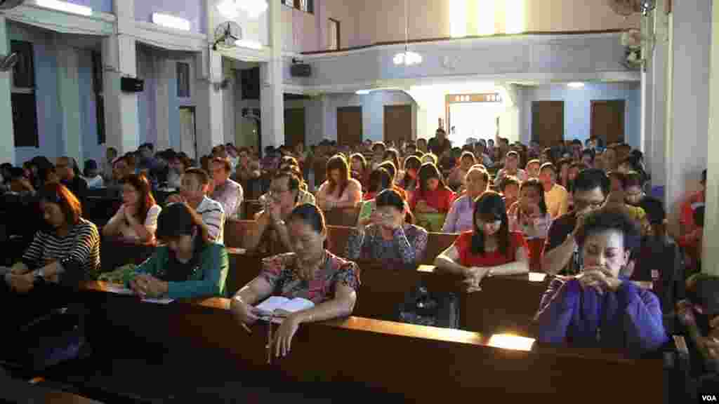 Catholics pray at a church in Banda Aceh, Dec. 7, 2014. (Zinlat Aung/VOA)