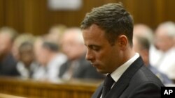 Oscar Pistorius, lors du procès sur l'assassinat de sa petite amie à Pretoria, en Afrique du Sud, le 21 octobre 2014 (AP Photo/Herman Verwey, Pool)