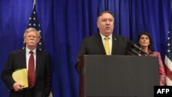 마이크 폼페오 미국 국무장관(가운데)과 니키 헤일리 유엔주재 미국대사, 존 볼튼 백악관 국가안보보좌관이 24일 유엔총회가 열리는 뉴욕에서 기자회견을 했다.