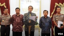 Presiden Jokowi didampingi Wapres Jusuf Kalla ketika mengumumkan Kepres Penugasan Wakapolri Komjen Badrodin Haiti sebagai pelaksana tugas Kapolri, di Jakarta (16/1).