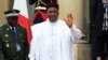 Le président nigérien Mahamadou Issoufou salue alors qu'il quitte l'Elysée après la conférence internationale sur la Libye, à Paris, le 29 mai 2018.